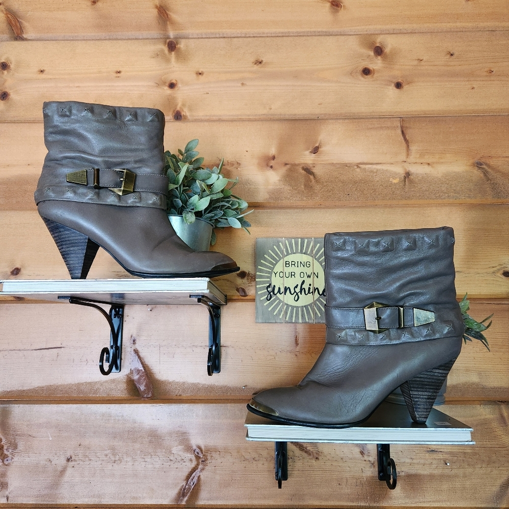 B Makowsky Liza Taupe Leather Foldover Western Cone Heel Ankle Boots Size 9 M